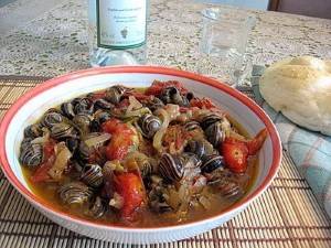 Snails in tomato sauce with French fries
